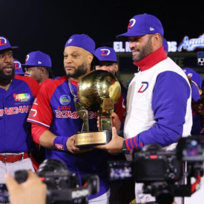 Albert Pujols y Robinson Canó sostienen el trofeo de campeonato de la Serie del Caribe.