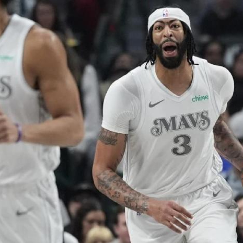 Anthony Davis conduce el balón durante el encuentro de los Mavericks contra Houston