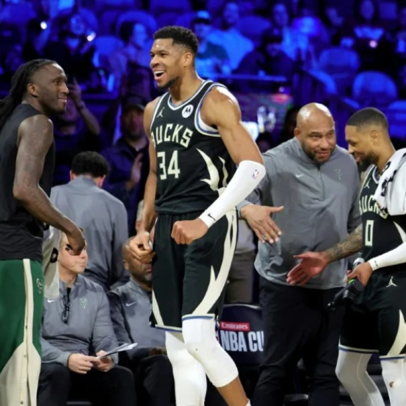 Bucks Taurean Prince, Giannis Antetokounmpo y Damian Lillard
