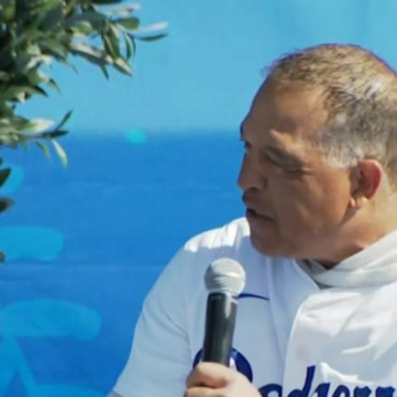 Dave Roberts responde preguntas durante el encuentro anual con los fanáticos en los Angeles.