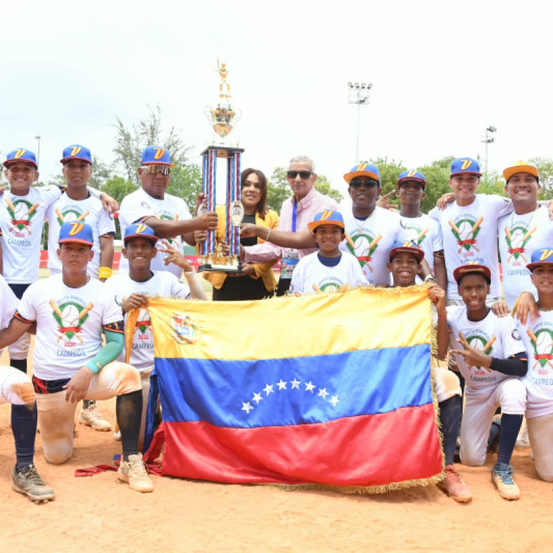 El equipo de Venezuela recibe el trofeo de campeón
