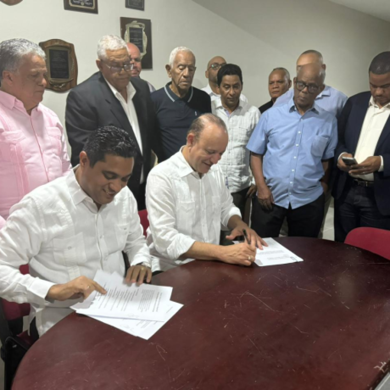 Firma del preacuerdo entre el ministro de Deportes, Kelvin Cruz, y el alcalde de Santiago, Ulises Rodríguez.