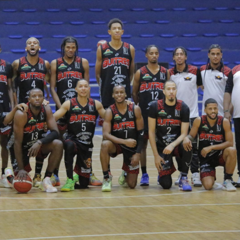 Integrantes del equipo campeón del club los Buitres