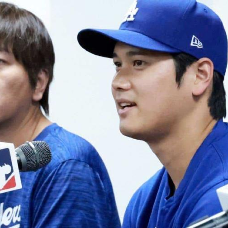 Ippei Mizuhara, izquierda, junto a Shohei Ohtani durante la presentación del lanzador en los entrenamientos de 2024