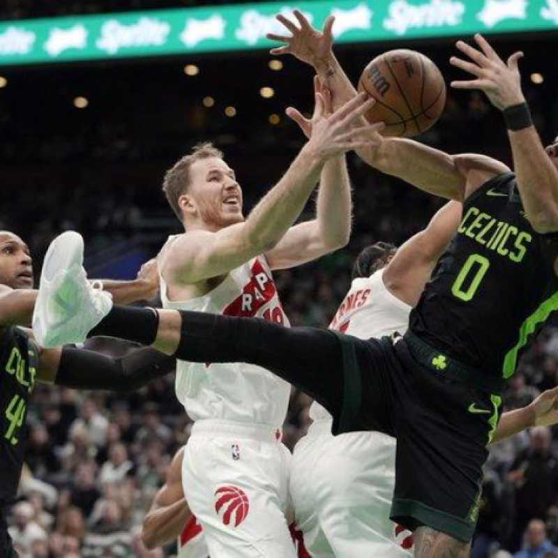 Jayson Tatum lucha el balón durante el triunfo de los Celtics sobre Toronto.