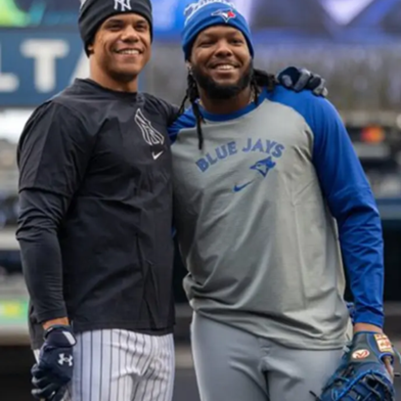 Juan Soto junto a Vladimir Guerrero.