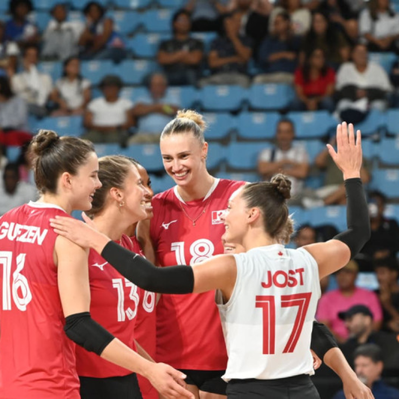 Jugadoras de Canadá celebran tras ganar el partido a Cuba