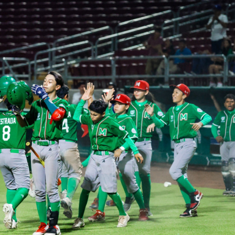Jugadores de México celebran tras vencer a República Dominicana