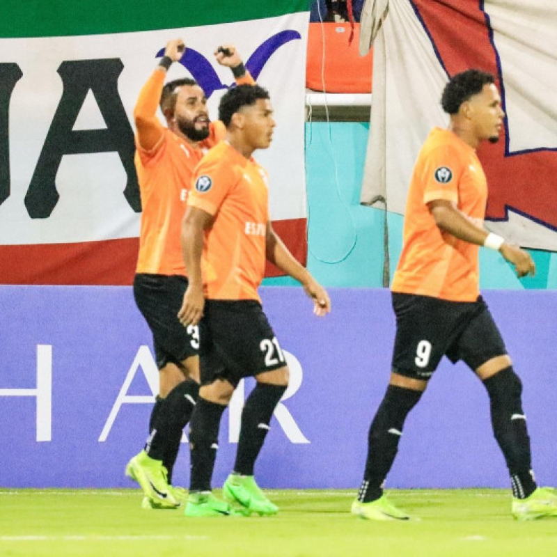 Jugadores del Cibao FC se marchan luego de terminada la primera mitad.