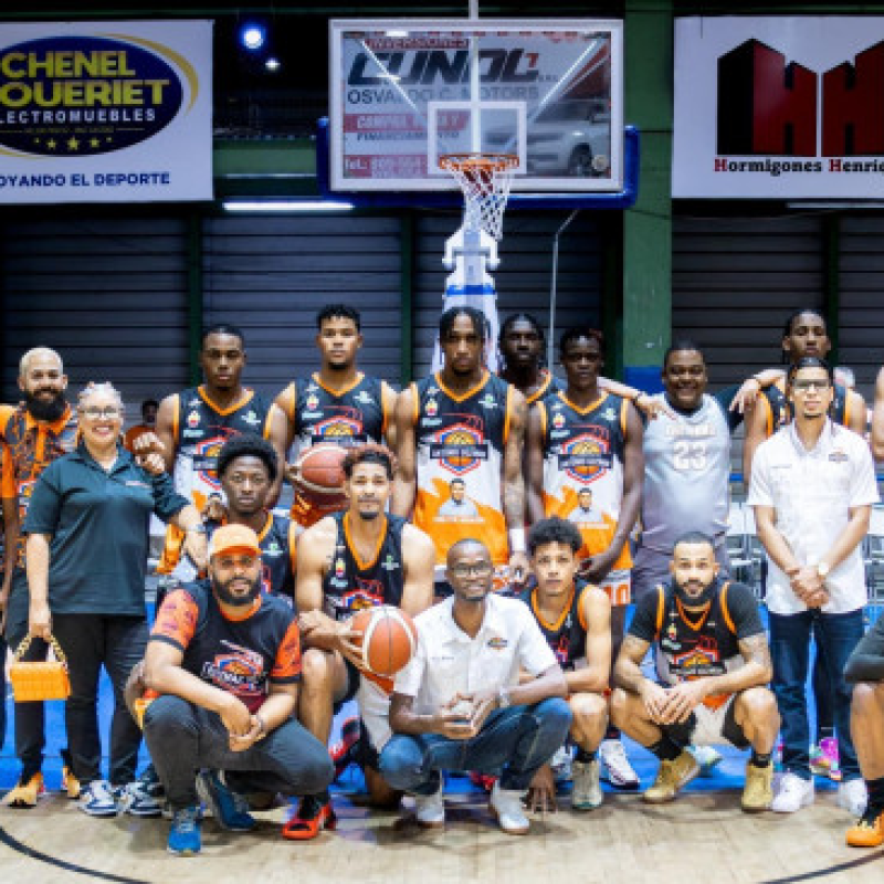 Jugadores y técnicos integrantes del equipo del club Antonio Guzmán que se proclamó campeón en el TBS de Higüey 2024