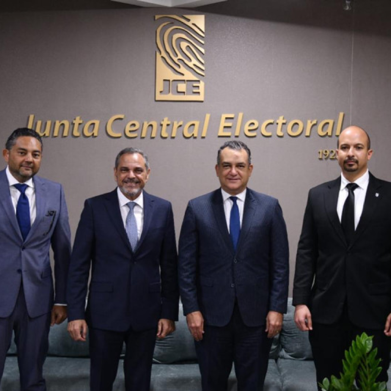 , Junior Noboa, junto al presidente de la JCE, Román Jáquez. Les acompañan Carlos Solano y Sócrates Aguasvivas