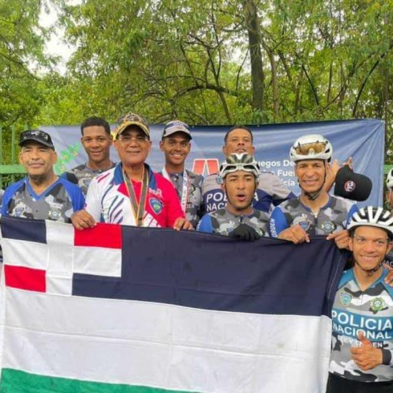 Los atletas de la Polcia luego de terminada la competición del ciclismo de los Juegos Deportivos de las Fuerzas Armadas y la Policía Nacional.