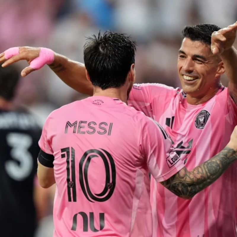 Luis Suárez, a la derecha, celebra junto a Lionel Messi