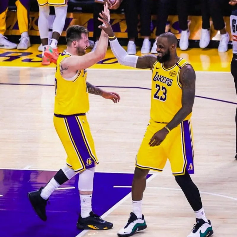 Luka Doncic conecta rápido con LeBron