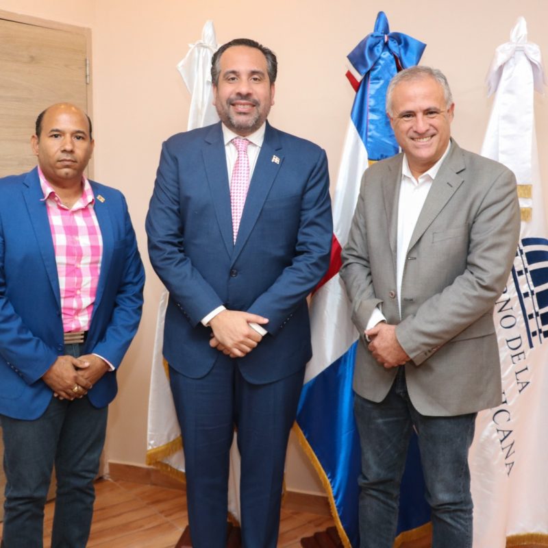 Maestro FIDE Braulio Ramírez, Alberto Rodríguez director ejecutivo de INEFI y Pedro Domínguez Brito.
