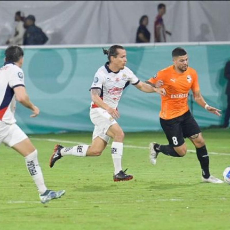 Momento de acción del encuentro que terminó en un espectacular empate.