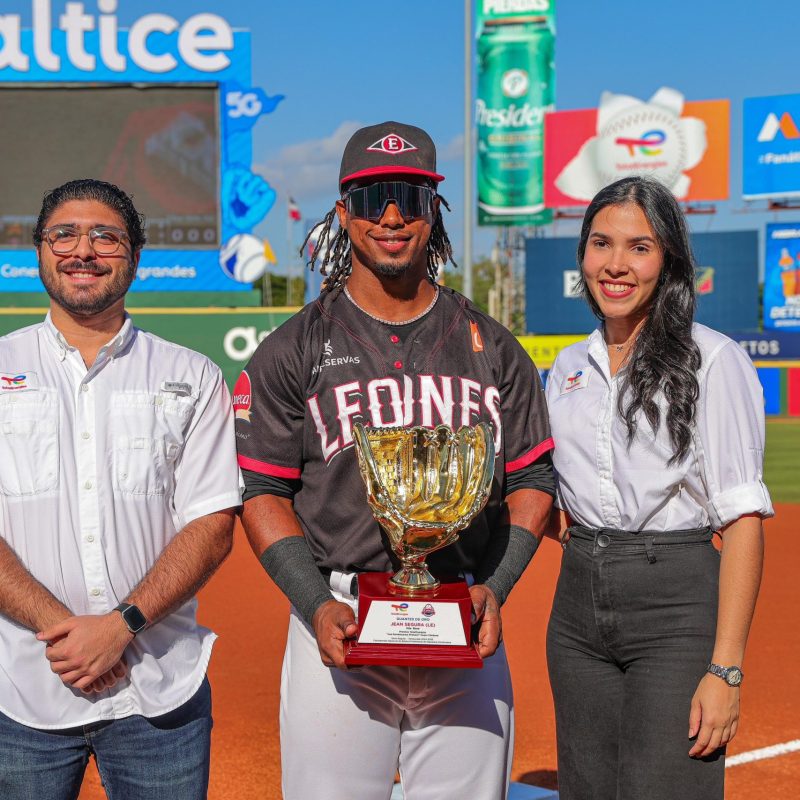 Nathaly Gonzalez y Gabriel Villanueva, ejecutivos de Total Energies, premian a Jean Segura