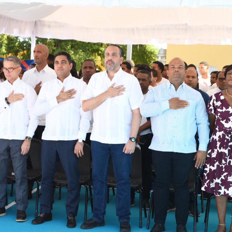 PIE DE FOTO 1 ALBERTO RODRIGUEZ ESCUCHA LAS NOTAS DEL HIMNO NACIONAL JUNTO A VARIOS FUNCIONARIOS GUBERNAMENTALES