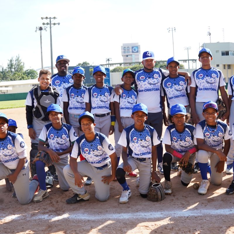 PIE DE FOTO 1 El equipo Azul (San Cristóbal) que se impuso en el inicio del Torneo de Béisbol Escolar INEFI 2024 (1)