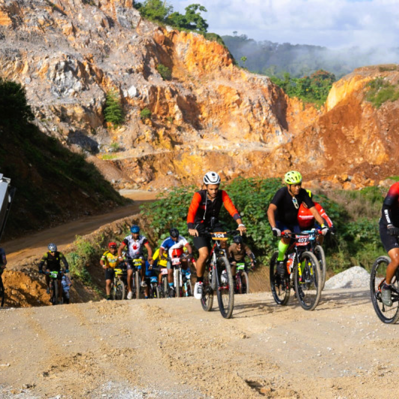 Parte de los ciclistas participantes en la justa arriban a la alta cima montañosa