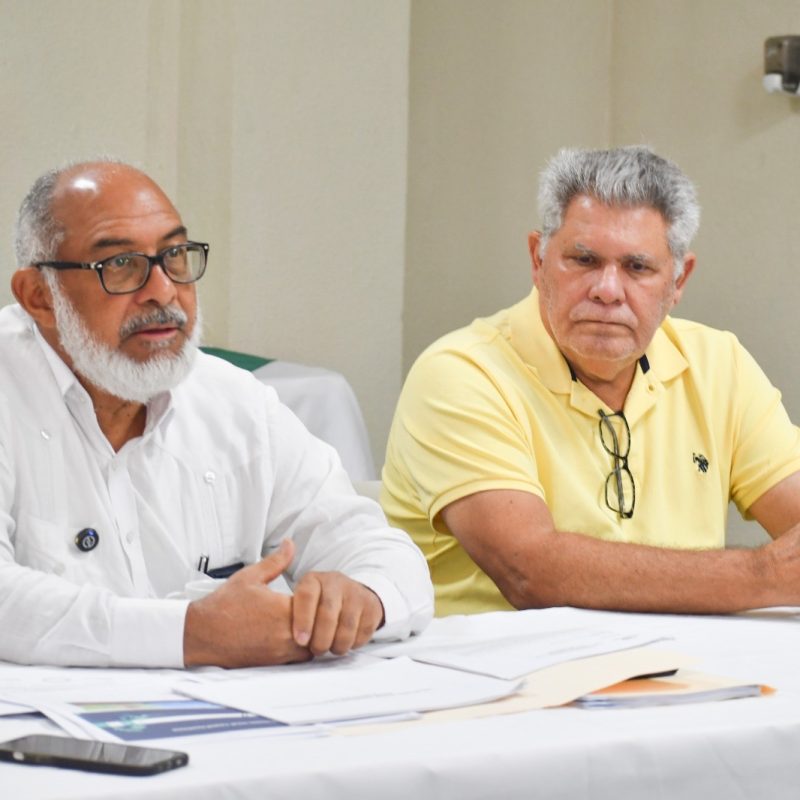 Persio Maldonado, presidente de Fedotenis, junto al vicepresidente Sergio tobal en la asamblea
