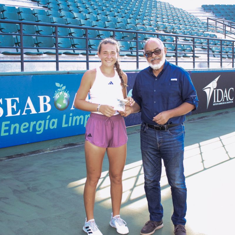 Persio Maldonado, presidente de Fedotenis, premia a Olivia Lincer, campeona del Torneo W35.