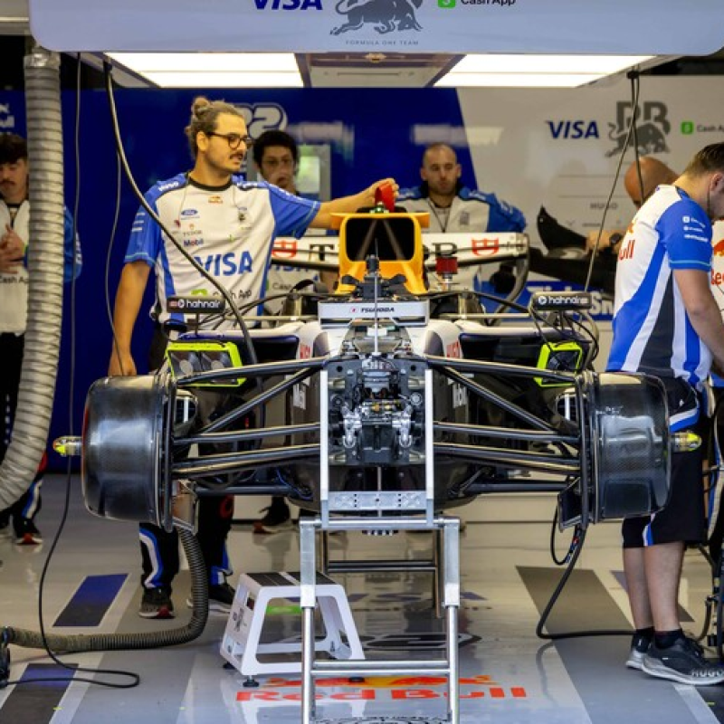 Personal trabajando en el garaje de Racing Bulls