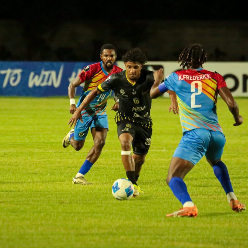 Ronaldo de Peña MOCA FC en una accion de la Copa Caribeña vs Grenades