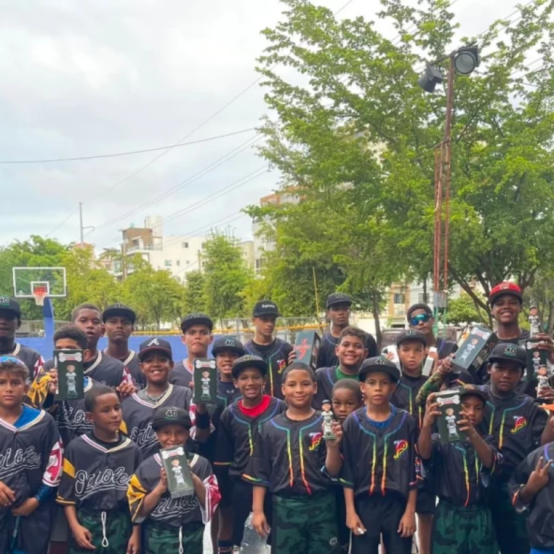 Samuel Basallo lleva regalos a niños de una liga de béisbol.