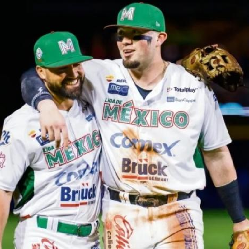Un par de jugadores de los Charros se felicitan luego del triunfo ante Los Cardenales de lara de Venezuela