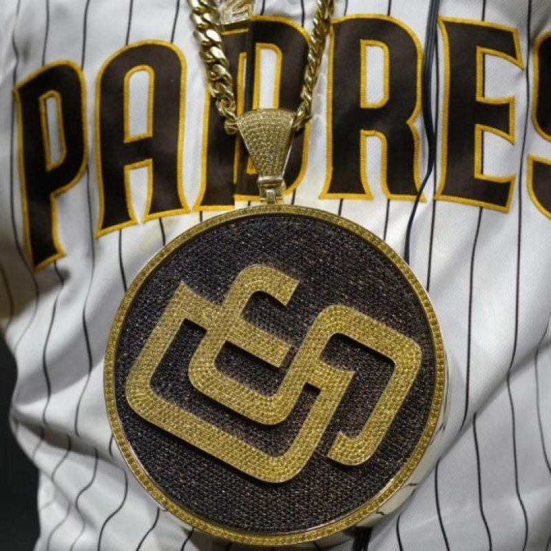 Una camiseta de los Padres de San Diego después de un partido de béisbol contra los Diamondbacks de Arizona, el 25 de junio de 2021, en San Diego.
