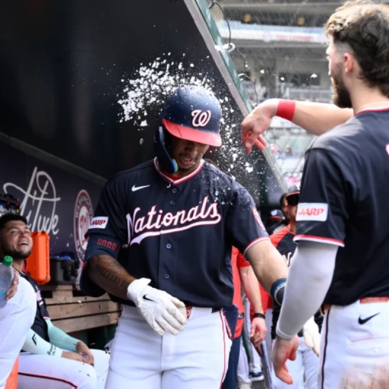 celebra su jonrón con Dylan Crews en la quinta entrada ante los Rockies