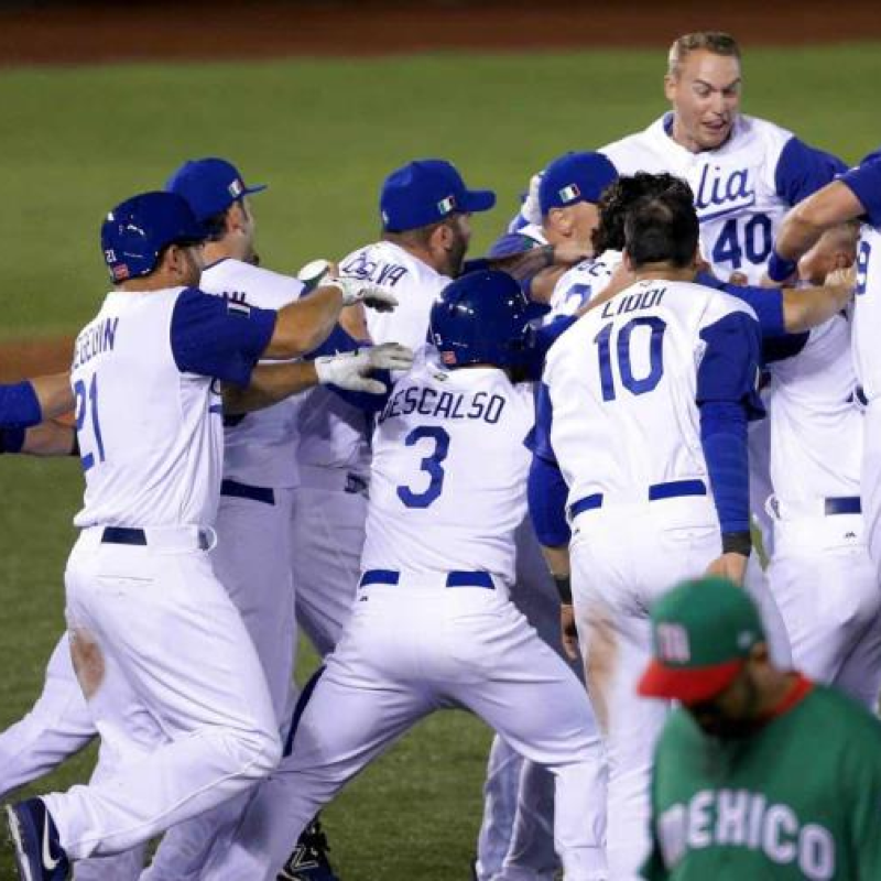 ntegrantes de la selección nacional de béisbol de Italia, celebran luego de conseguir una victoria frente a México en un partido del Clásico Mundial de Béisbol. (AP)